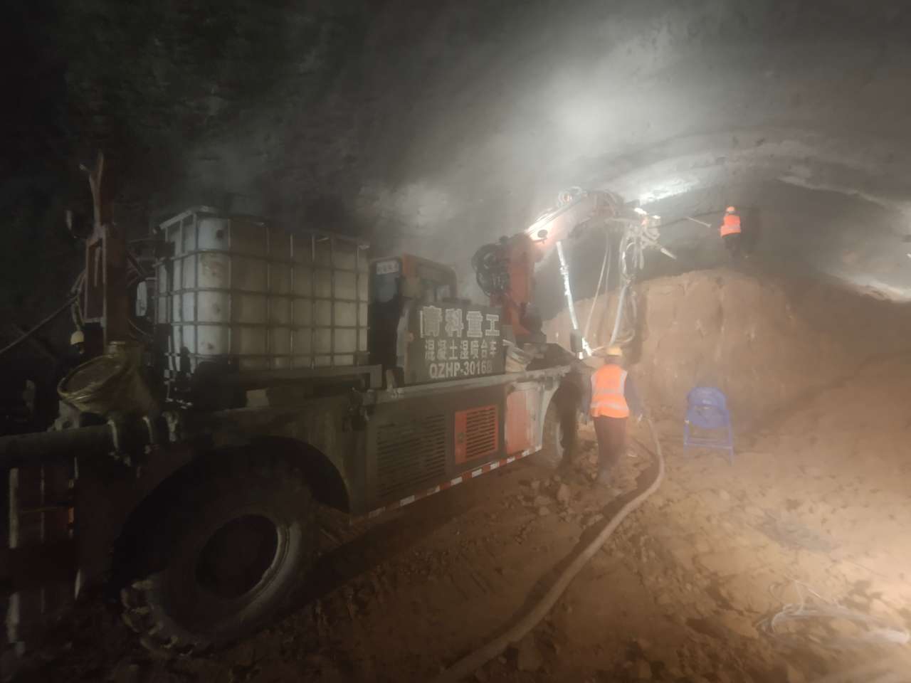 濕噴臺(tái)車 青科重工 混凝土泵 濕噴臺(tái)車 青科重工 混凝土泵